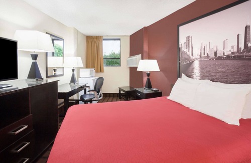 Rogers Park Hotel | Super 8 by Wyndham Chicago IL