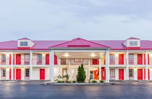 Clinton Hotel | Super 8 by Wyndham Clinton