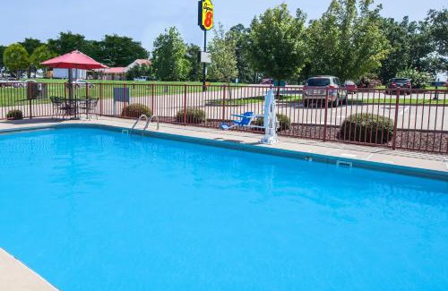 Clinton Hotel | Super 8 by Wyndham Clinton
