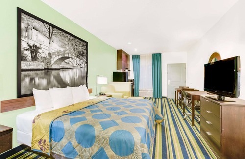 Cotulla Hotel | Super 8 by Wyndham Cotulla TX
