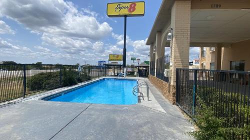 Decatur Hotel | Super 8 by Wyndham Decatur Texas