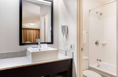 Deerfield Hotel | Super 8 by Wyndham Deerfield/Northbrook