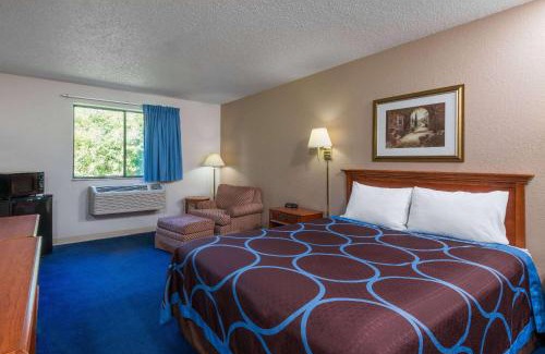 Delmont Hotel | Super 8 by Wyndham Delmont