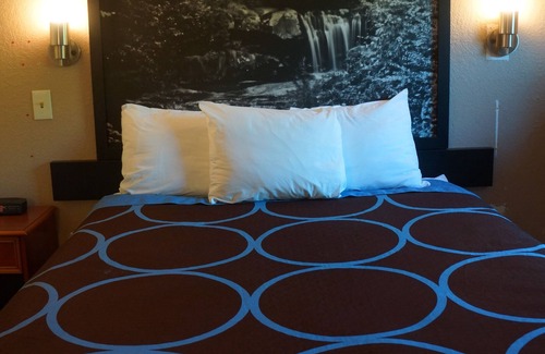 Delmont Hotel | Super 8 by Wyndham Delmont