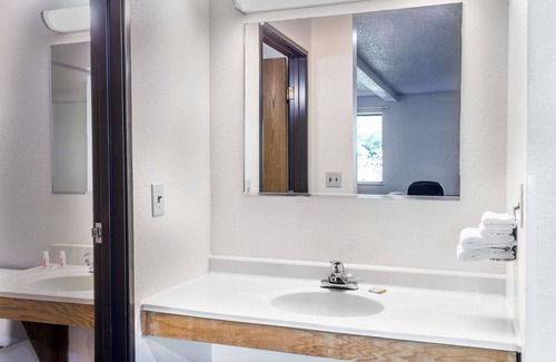 Delmont Hotel | Super 8 by Wyndham Delmont