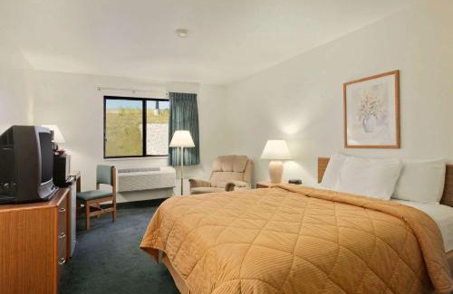 East Peoria Hotel | Super 8 by Wyndham East Peoria