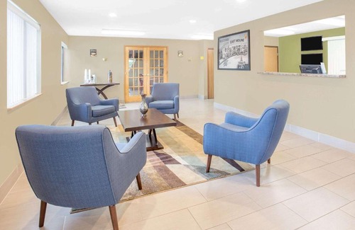 Carbon Cliff Hotel | Super 8 by Wyndham East Moline