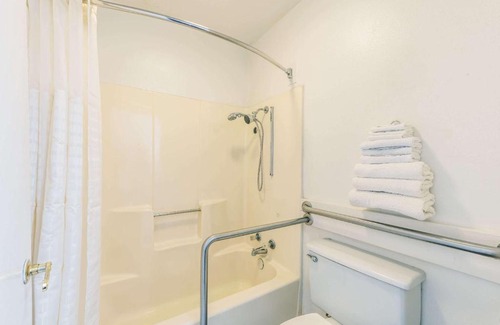 Eastland Hotel | Super 8 by Wyndham Eastland