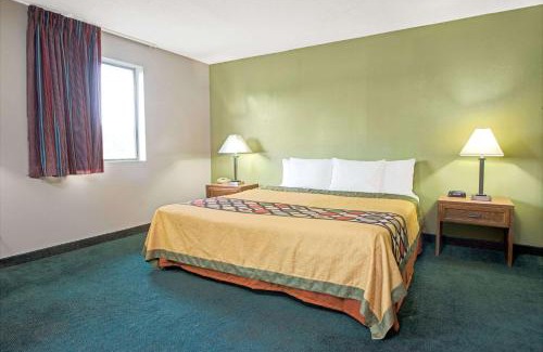 Allenton Hotel | Super 8 by Wyndham Eureka/Six Flags Nearby