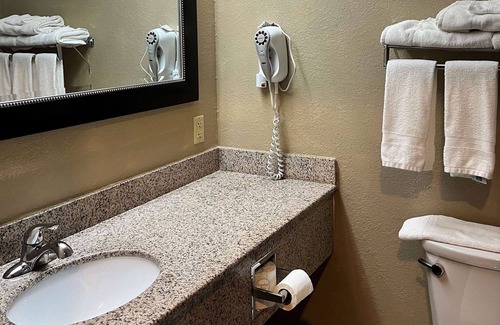 Haubstadt Hotel | Super 8 by Wyndham Evansville North