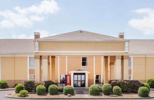 Haubstadt Hotel | Super 8 by Wyndham Evansville North