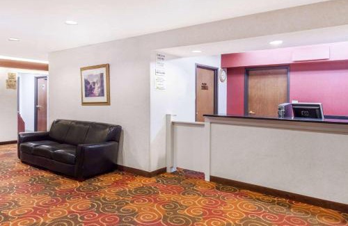 Haubstadt Hotel | Super 8 by Wyndham Evansville North