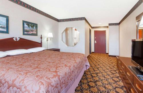Haubstadt Hotel | Super 8 by Wyndham Evansville North