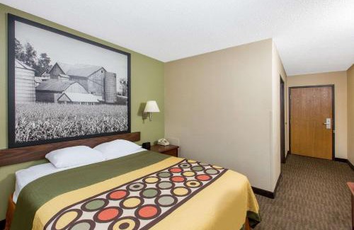 Fairmont Hotel | Super 8 by Wyndham Fairmont