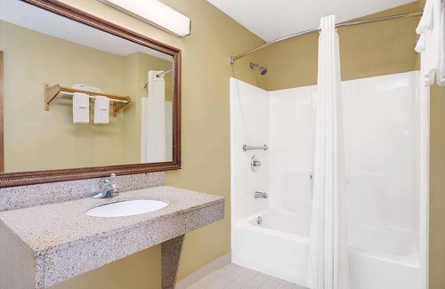 Forest Park Hotel | Super 8 by Wyndham Forest Park