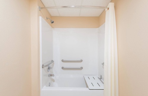 Fort Dodge Hotel | Super 8 by Wyndham Fort Dodge IA