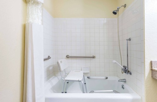 Franklin Hotel | Super 8 by Wyndham Franklin/Middletown Area