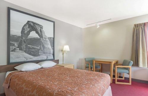 Green River Hotel | Super 8 by Wyndham Green River