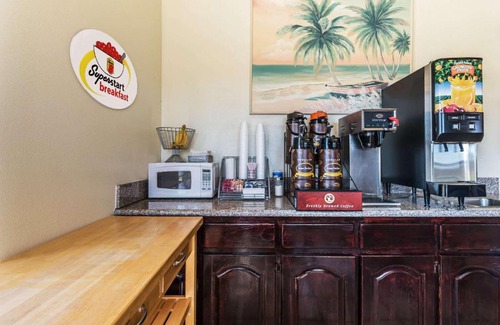 Greenville Hotel | Super 8 by Wyndham Greenville