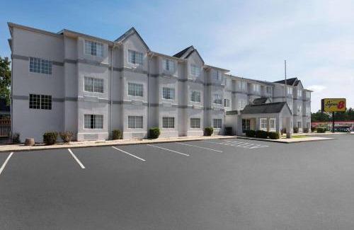 Seven Oaks Hotel | Super 8 by Wyndham Harbison/Parkridge Hospital