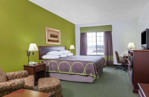 Hillsboro Hotel | Super 8 by Wyndham Hillsboro TX