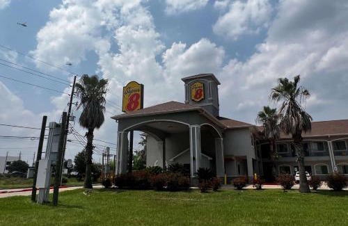 Houston Hotel | Super 8 by Wyndham Houston North I-45