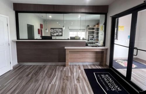 Houston Hotel | Super 8 by Wyndham Houston North I-45