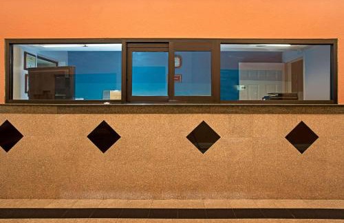 Brookhollow Hotel | Super 8 by Wyndham Houston/Brookhollow NW