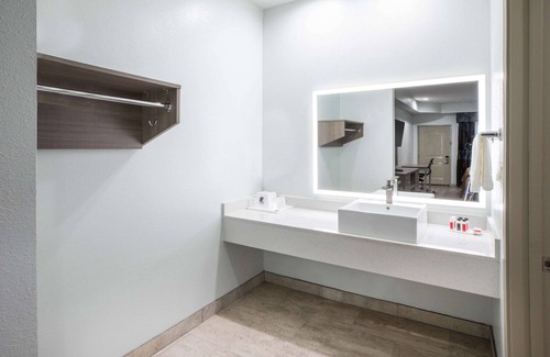 Humble Hotel | Super 8 by Wyndham Humble/Fallcreek/Houston