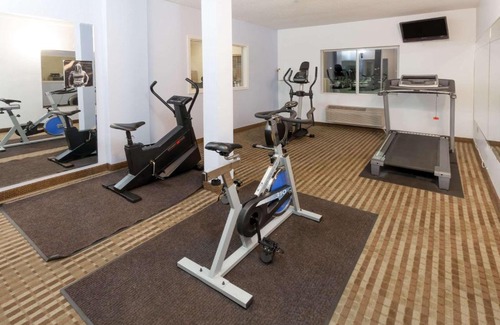 Huntington Hotel | Super 8 by Wyndham Huntington