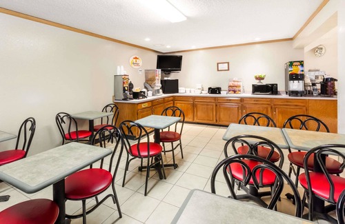 Ionia Hotel | Super 8 by Wyndham Ionia MI