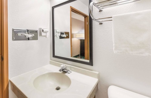 Ionia Hotel | Super 8 by Wyndham Ionia MI