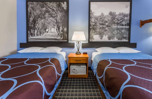 Coralville Hotel | Super 8 by Wyndham Iowa City/Coralville