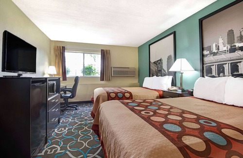 Winnetonka Hotel | Super 8 by Wyndham Kansas City