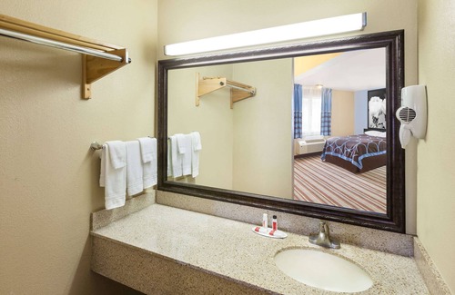 Kingsville Hotel | Super 8 by Wyndham Kingsville