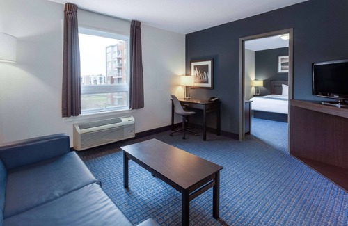 Lachenaie Hotel | Super 8 by Wyndham Lachenaie/Terrebonne