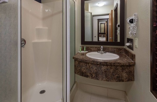 Lachenaie Hotel | Super 8 by Wyndham Lachenaie/Terrebonne