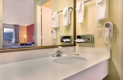 Lancaster Hotel | Super 8 by Wyndham Lancaster