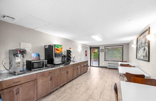 Lantana Hotel | Super 8 by Wyndham Lantana West Palm Beach
