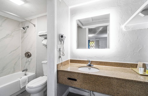 Lantana Hotel | Super 8 by Wyndham Lantana West Palm Beach