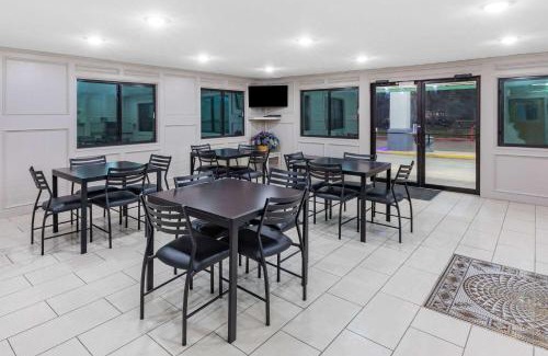 League City Hotel | Super 8 by Wyndham League City Kemah Area