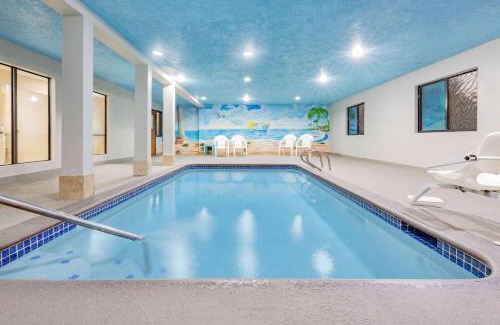 League City Hotel | Super 8 by Wyndham League City Kemah Area