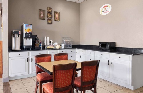 Longview Hotel | Super 8 by Wyndham Longview/North