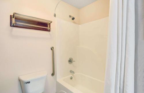 Fairgrounds Hotel | Super 8 by Wyndham Louisville/Expo Center