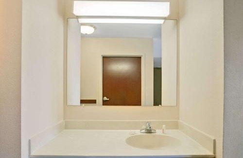 Fairgrounds Hotel | Super 8 by Wyndham Louisville/Expo Center