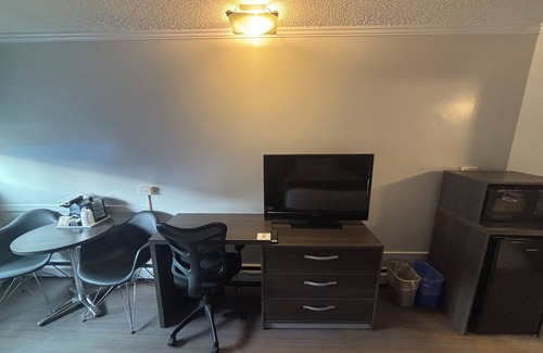 Southwest Calgary Hotel | Super 8 by Wyndham Macleod Trail Calgary