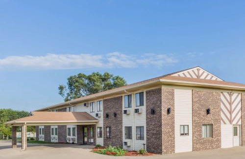 Madison Hotel | Super 8 by Wyndham Madison