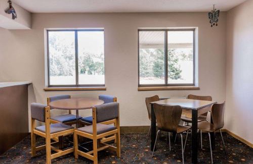 Madison Hotel | Super 8 by Wyndham Madison