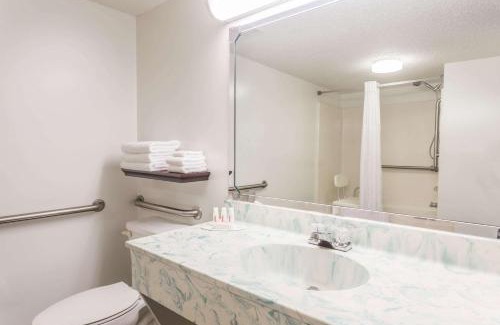 Madison Hotel | Super 8 by Wyndham Madison