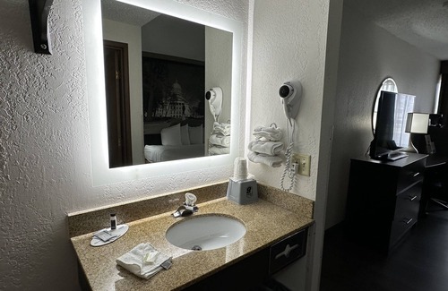 Madison Hotel | Super 8 by Wyndham Madison South